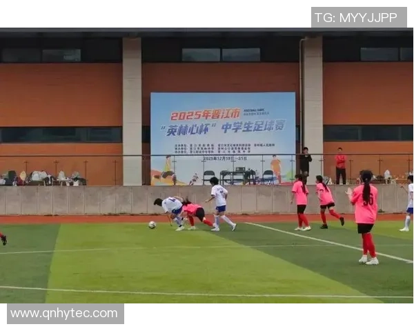 女生中考足球热潮兴起展现青春活力与拼搏精神